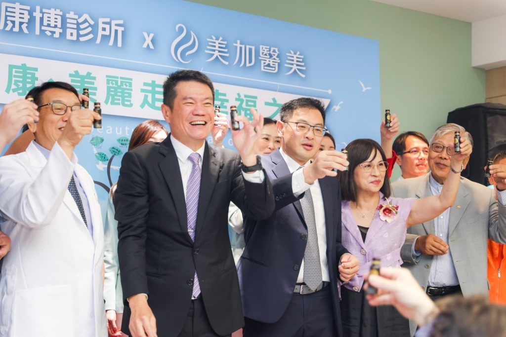 左起康博診所心血管權威汪海波醫師、康博集團執行長李森斌、康博集團董事長吳俊毅、彰化縣議員吳淑娟一起為健康乾杯。