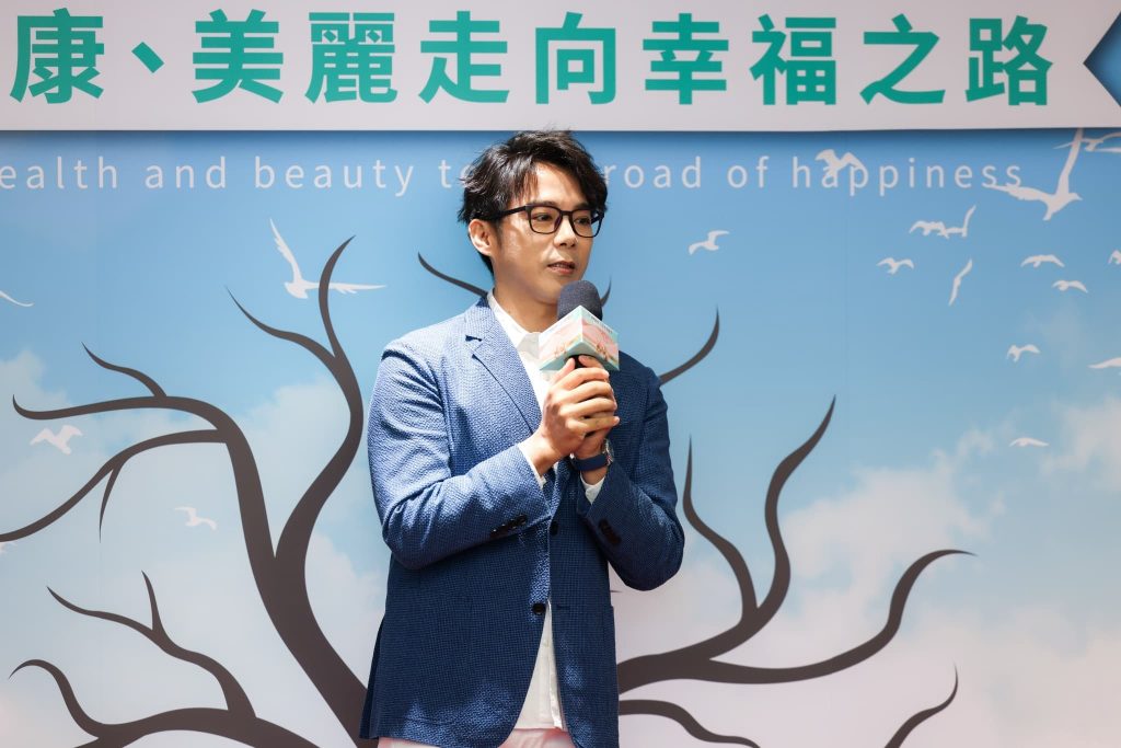 康博診所年度公益大使-陳子強,親臨現場說明預防醫學的好處。